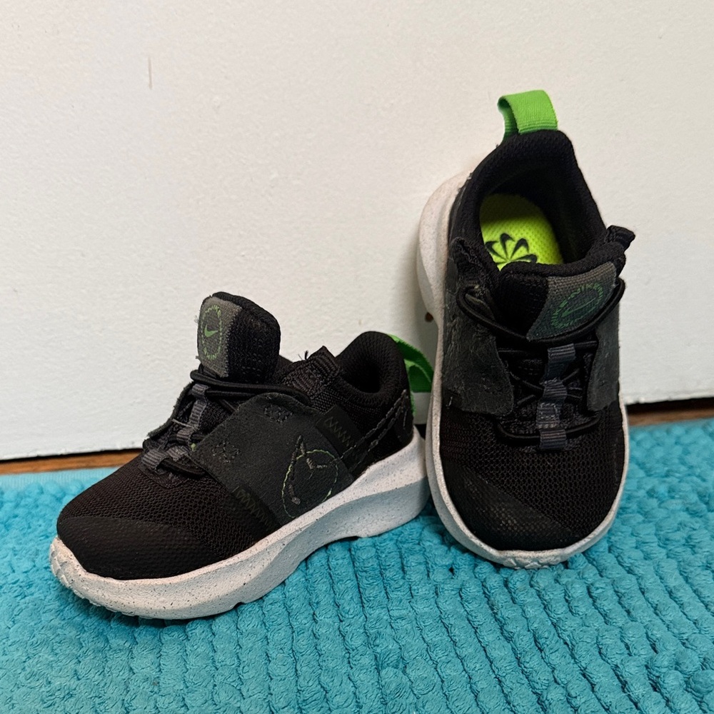 Nike Kids Black and Green Sneakers